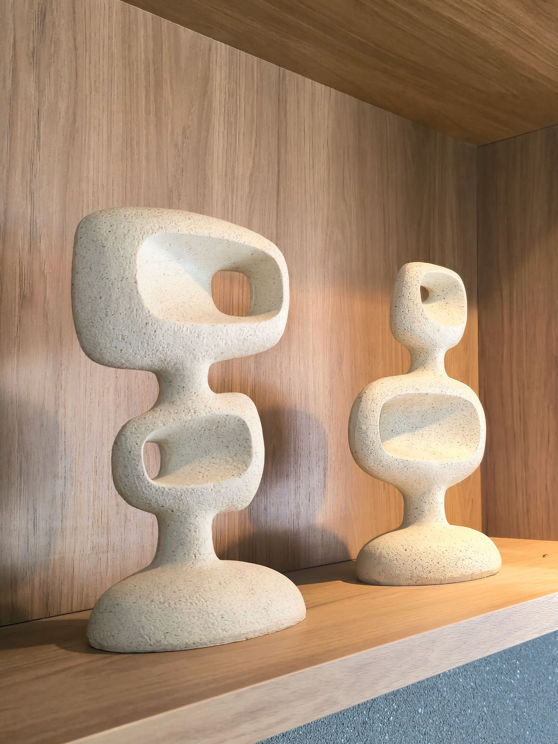 Esculturas de cerâmica com formas orgânicas inspiradas em seixos