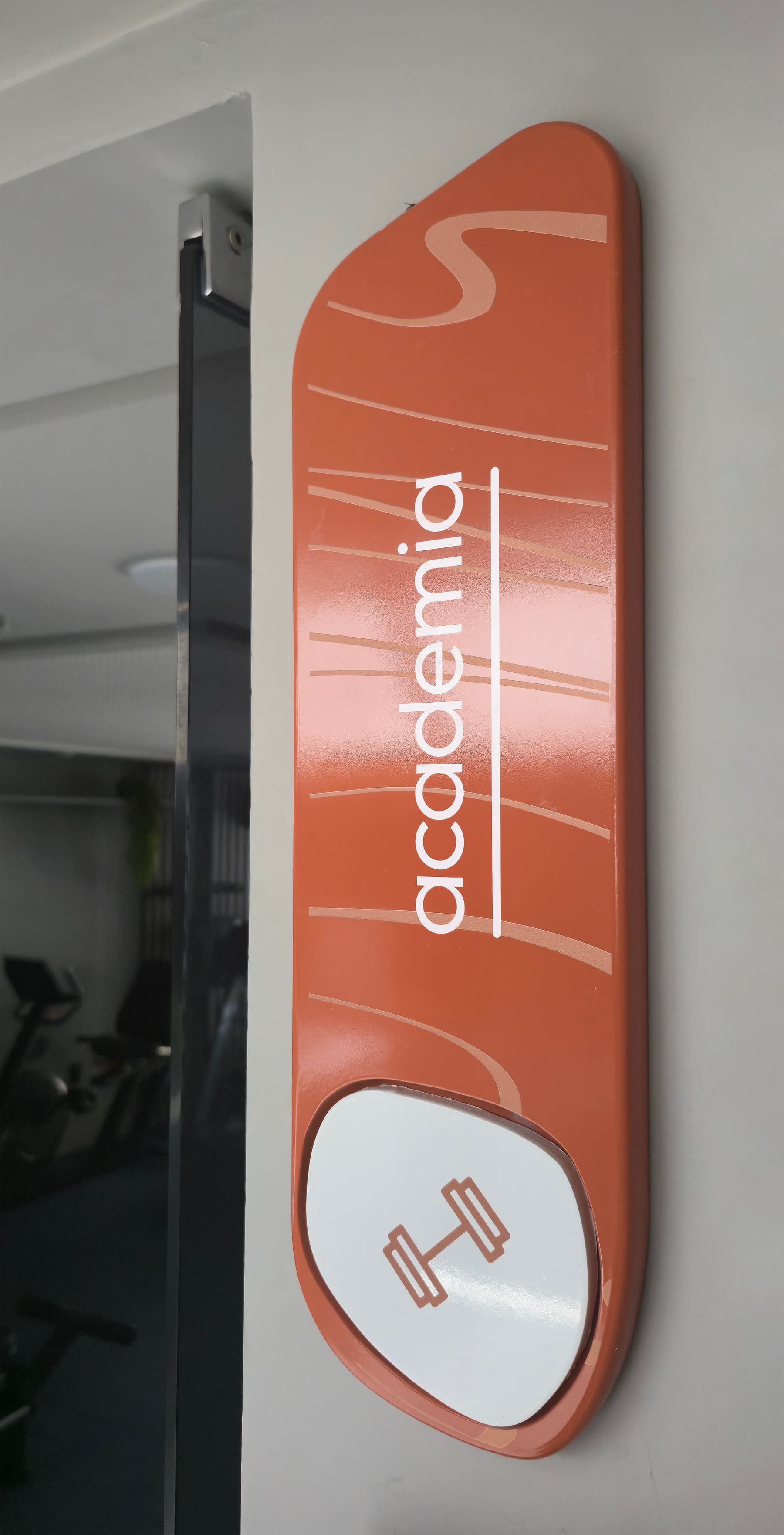 Placa de identificação da academia instalada