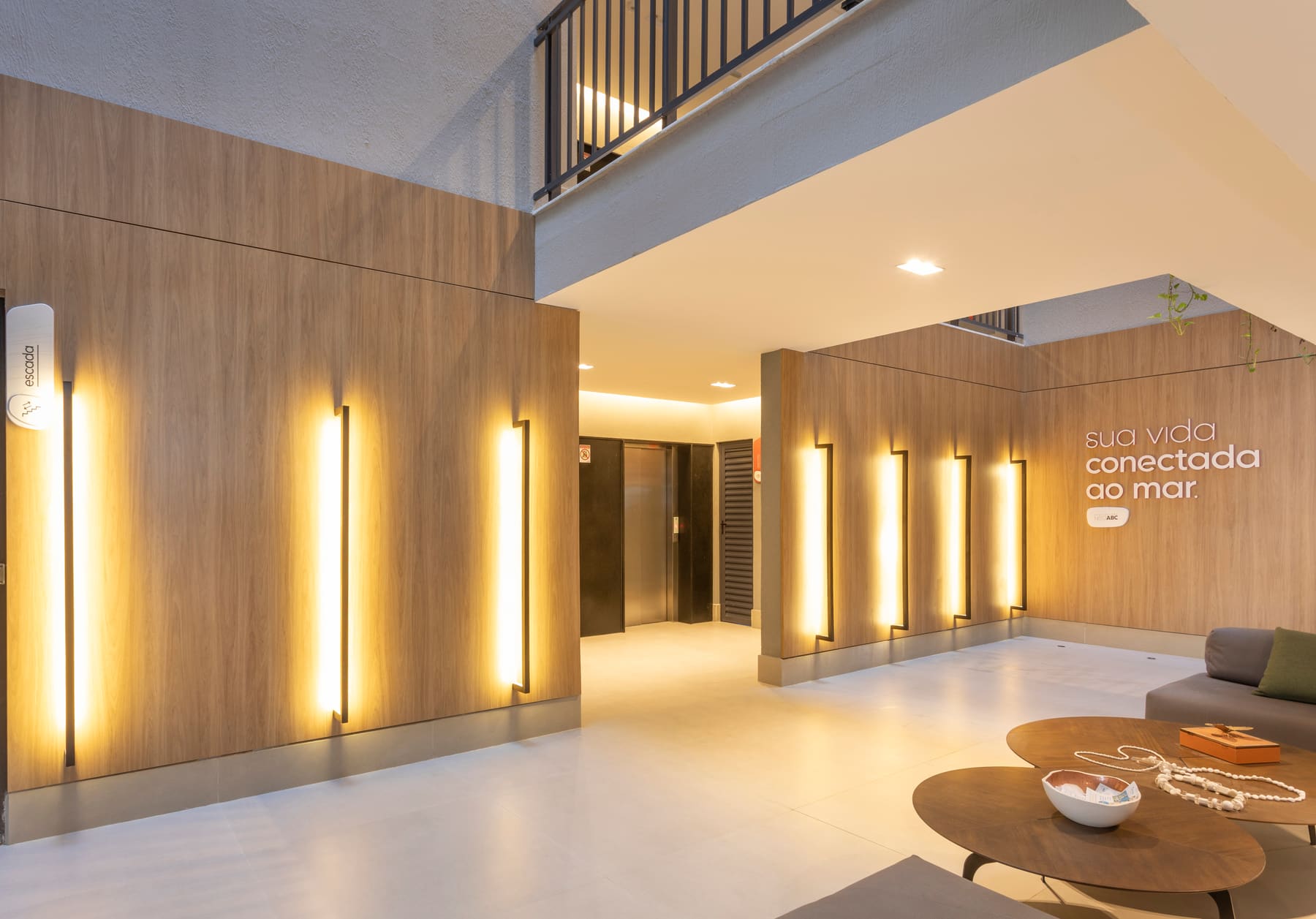 Corredor com iluminação embutida e sinalização