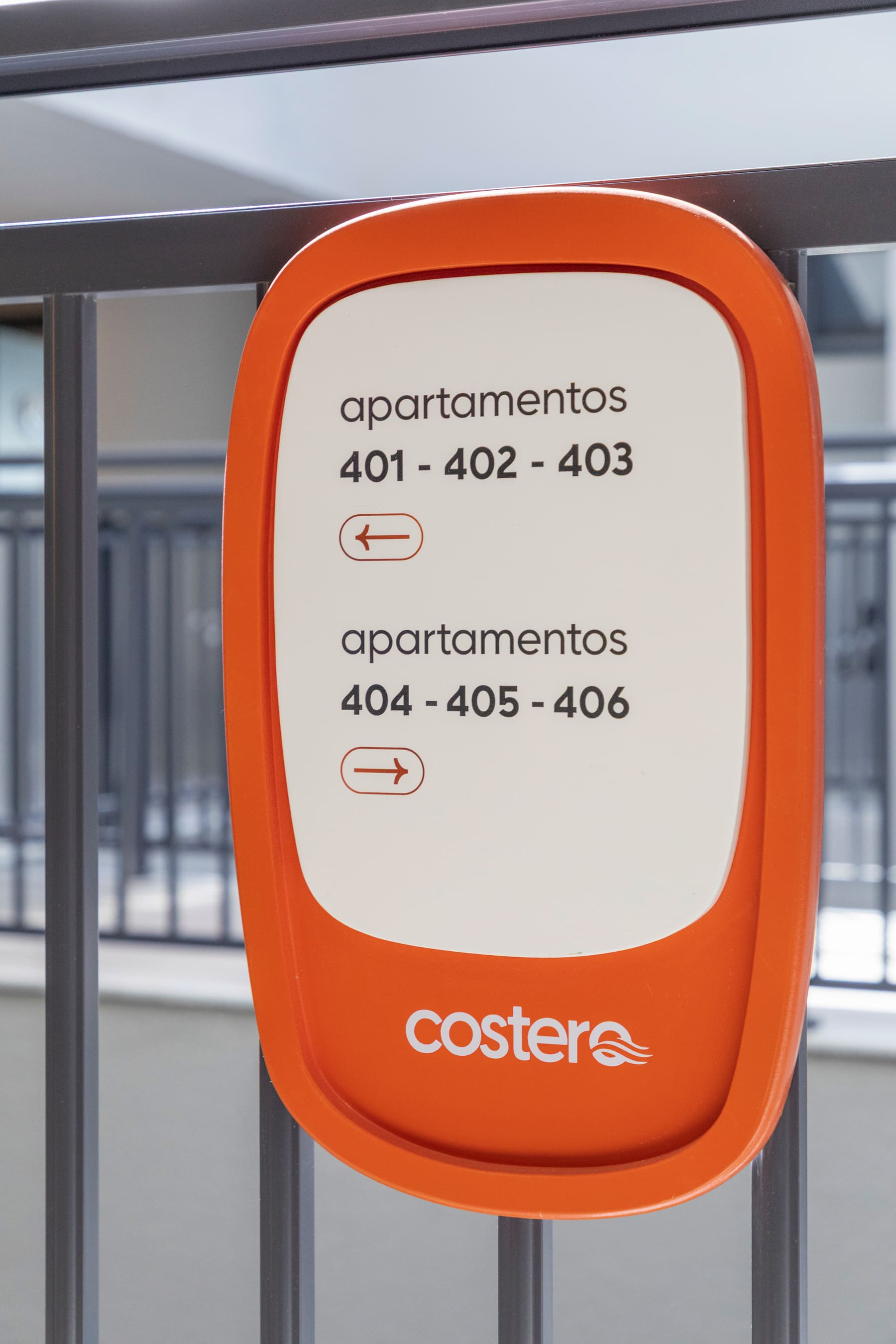 Placa de direção dos apartamentos instalada no corrimão