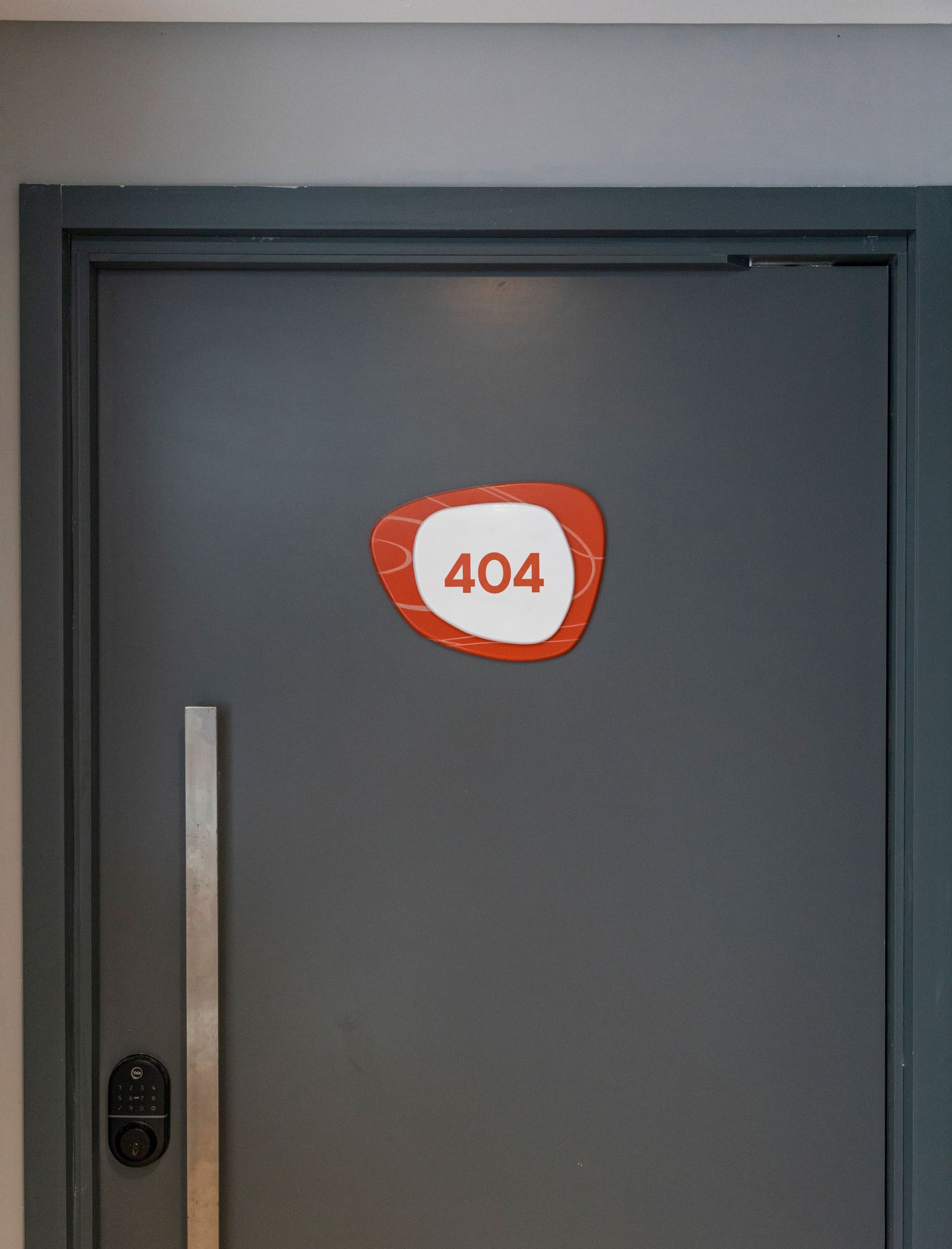 Porta do apartamento 404 sinalizada