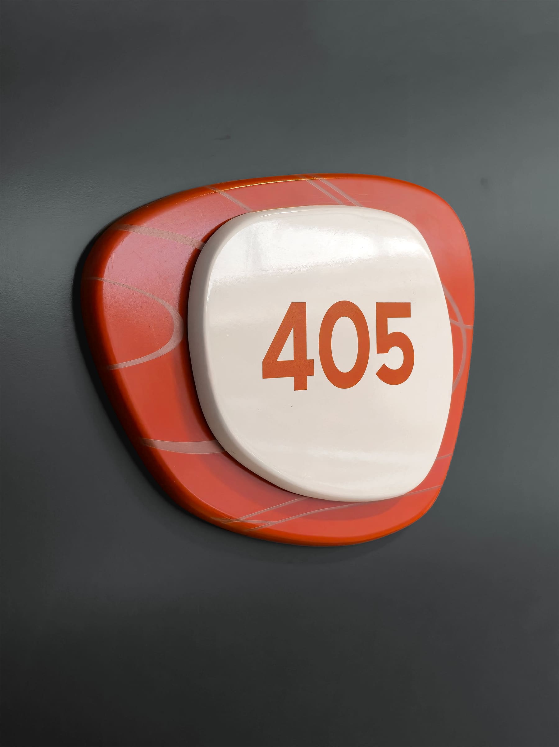 Numeração do apartamento 405 em detalhe