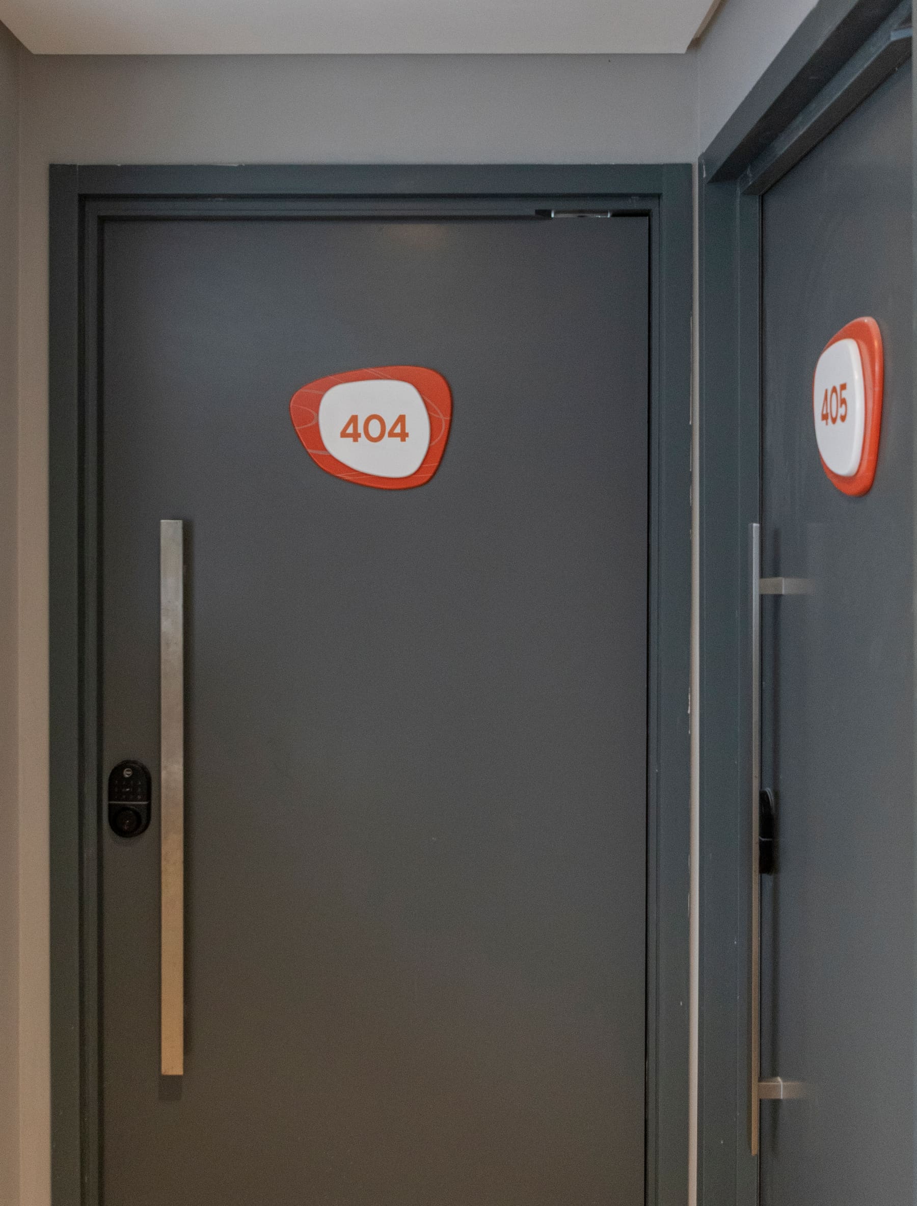 Portas dos apartamentos 404 e 405 sinalizadas