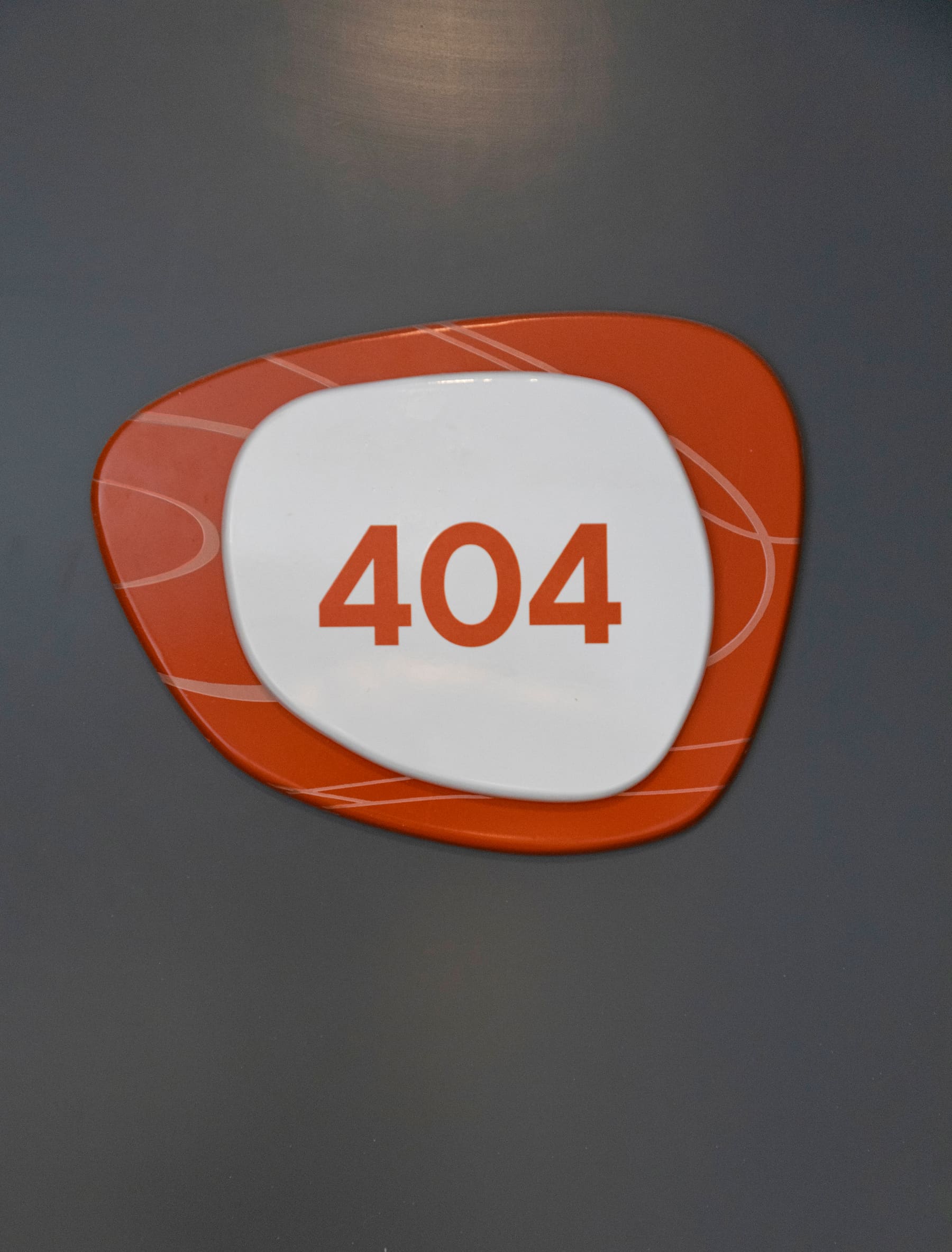 Numeração do apartamento 404 em detalhe