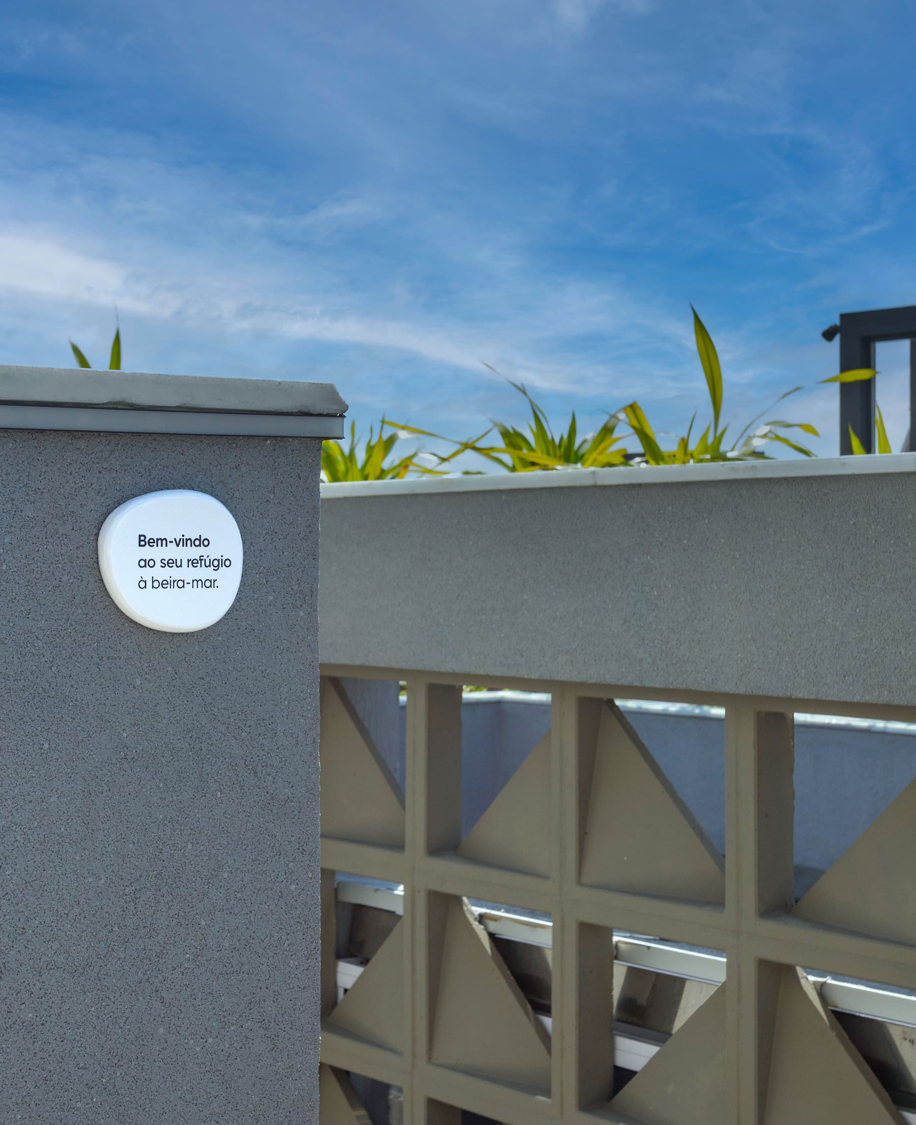 Placa 'Bem-vindo ao seu refúgio à beira-mar'