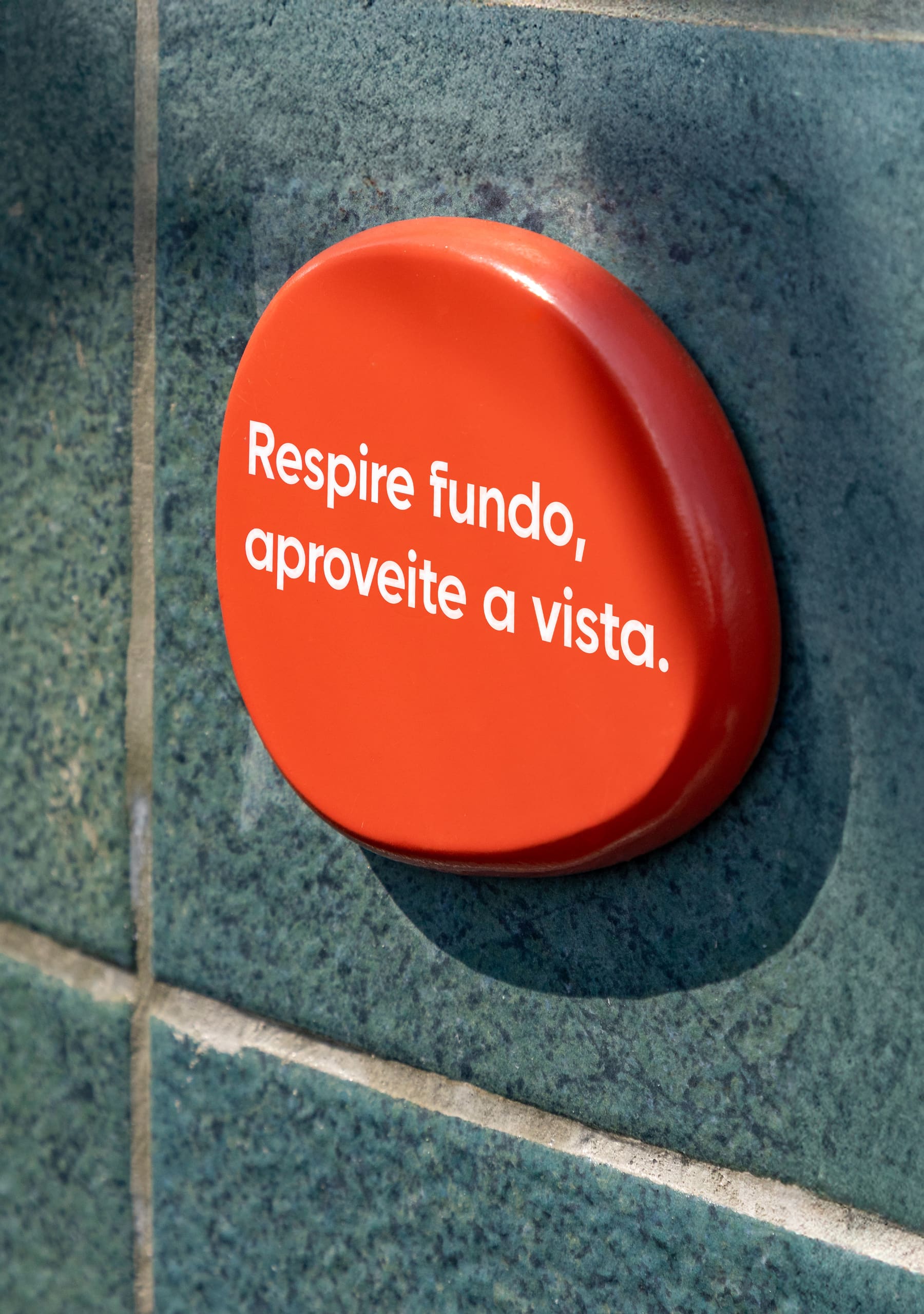 Placa 'Respire fundo, aproveite a vista'