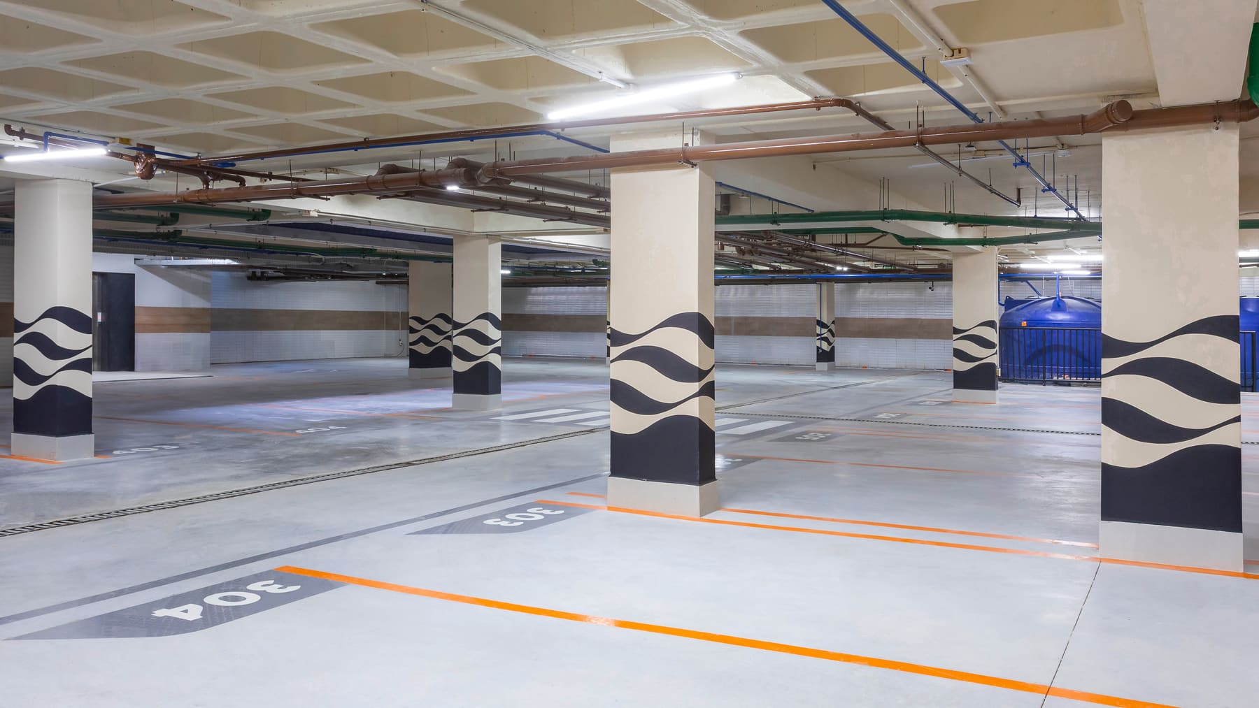 Estacionamento com colunas grafitadas em ondas