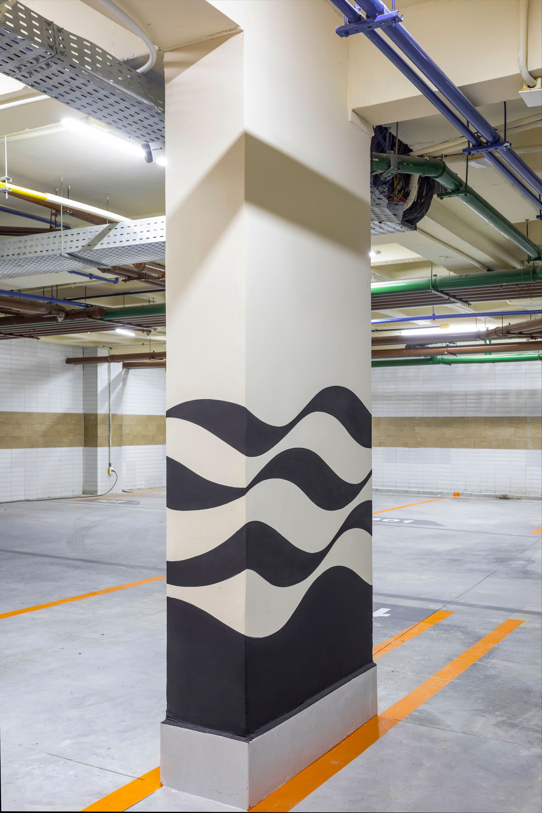 Detalhe do grafismo de ondas na coluna do estacionamento