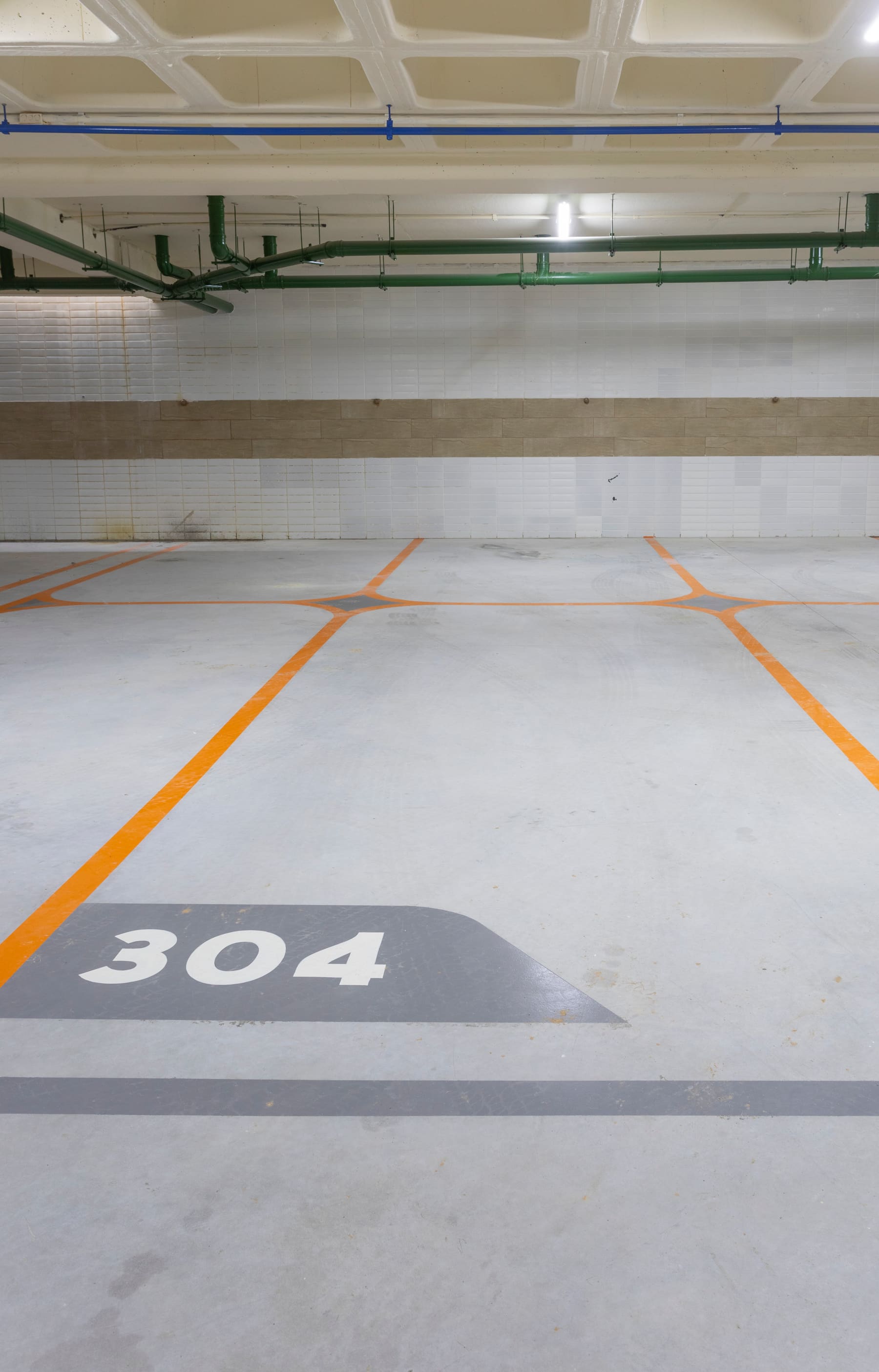 Demarcação de vaga 304 no piso do estacionamento