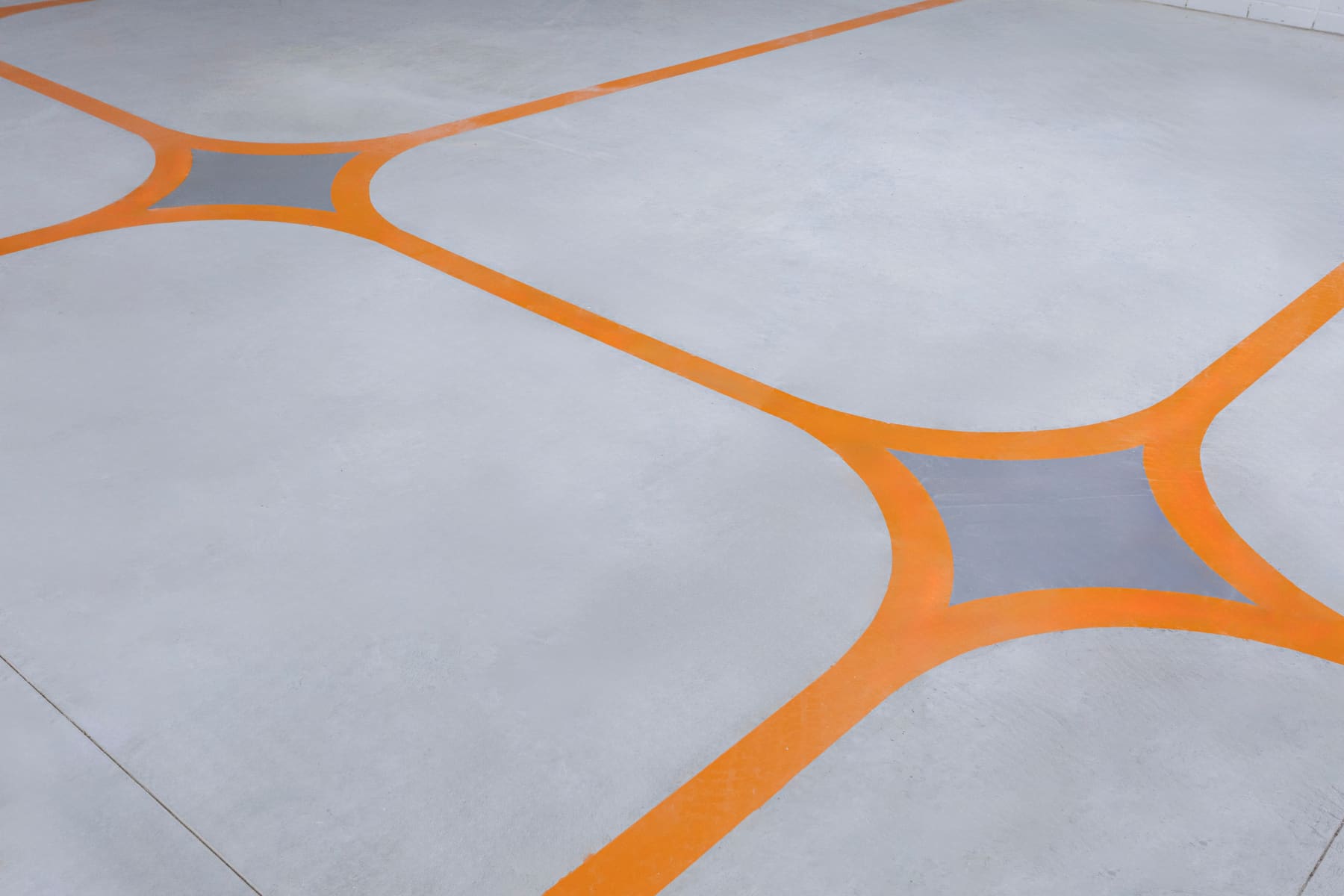 Grafismo laranja aplicado ao piso do estacionamento