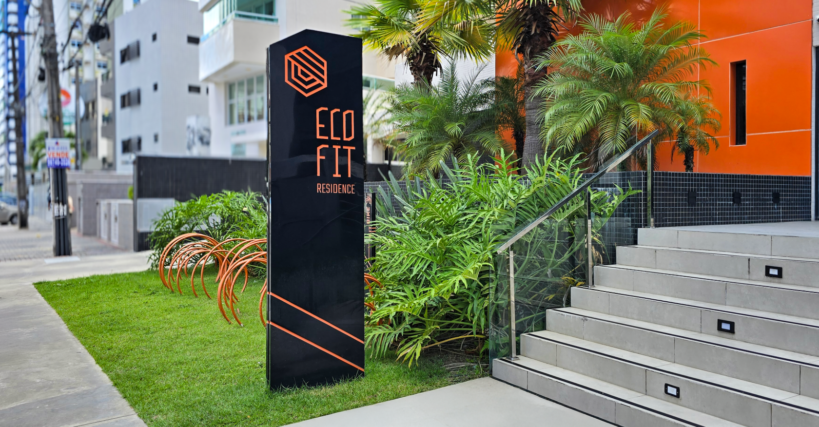 Sinalização do Eco Fit Residence combinando ícones e tipografia